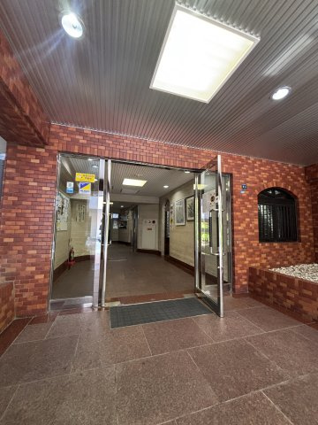 コスモプラザ三宮のエントランス