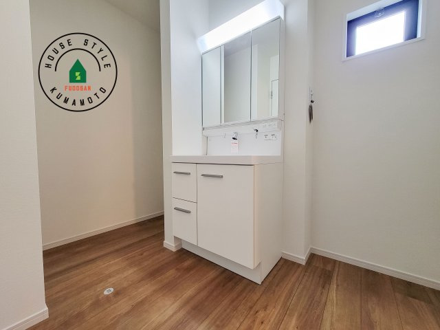 菊池郡菊陽町大字原水第5-2棟（2号棟）　の内観：施工例|ゆとりの洗面スペースで朝の身支度もスムーズに。暮らしを快適に変えるシャワー付洗面台です！