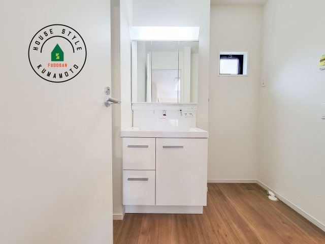 菊池郡菊陽町大字原水第5-2棟（2号棟）　の内観：施工例|毎日使うものだから清潔な空間を保ちたい水回り。洗面にはそんな願いを解消させてくれる収納アイデアが満載です。三面鏡の裏側にはキャビネットが現れ小物から背の高い物まで収納できます。