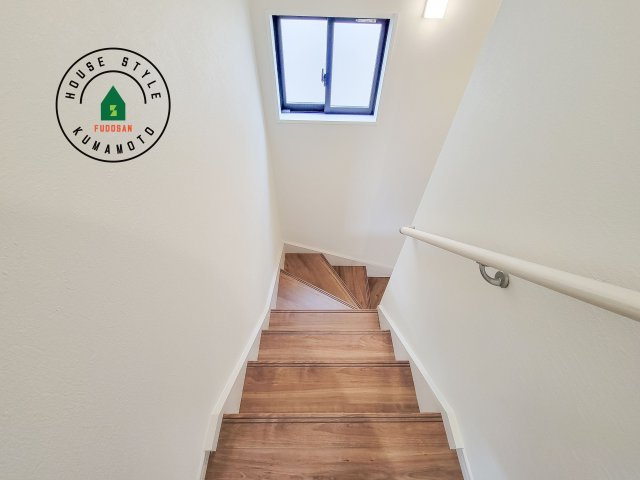 菊池郡菊陽町大字原水第5-2棟（2号棟）　の内観：施工例|＜手すり付階段＞手すりがないと階段の昇り降りで危険なことはもちろん、壁に手をつきながら歩くことで壁紙が汚れやすくなります。すべての方に快適に昇り降りしていただくため、手すりを設置しました。