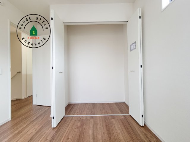 菊池郡菊陽町大字原水第5-2棟（2号棟）　の内観：施工例|洋服や大きな荷物が多い方や人数の多いご家族などは、一般的なクローゼットよりもウォークインクローゼットのほうが使い勝手が良いです。