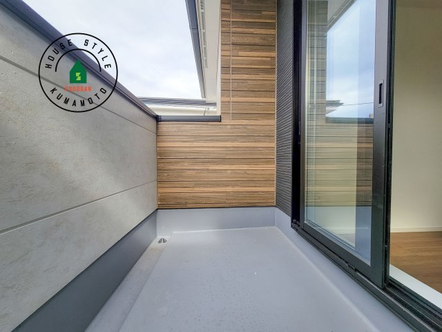 菊池郡菊陽町大字原水第5-2棟（2号棟）　の外観：施工例|風をしっかりと感じられるバルコニーでは、毎日が洗濯日和です。広々としているので洗濯も楽しくなるでしょうし、気分転換にバルコニーからの眺めを楽しむのもいいでしょう。