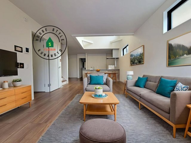 菊池郡菊陽町大字原水第5-2棟（2号棟）　の内観：施工例|キッチンからリビングをしっかり確認できます。家族の笑顔があふれる空間になりそうですね。※家具はCGを合成したものです。