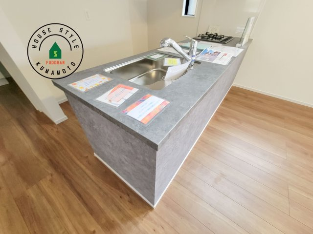 菊池郡菊陽町大字原水第5-2棟（2号棟）　の内観：施工例|キッチンから立ち込める香りが今日の料理を期待させます。