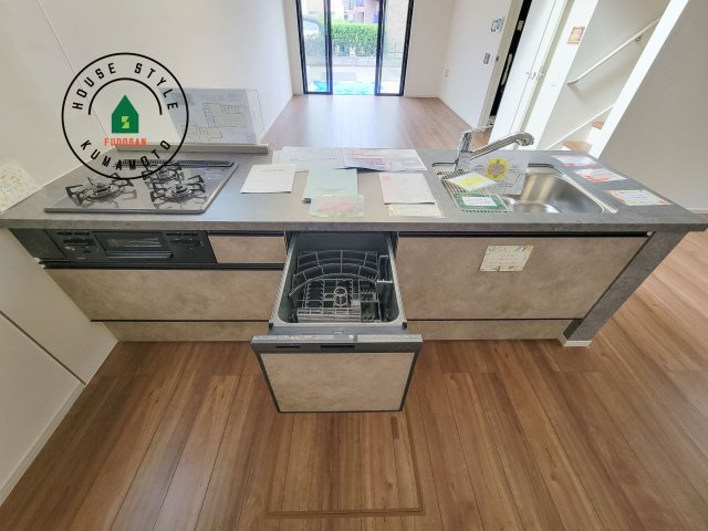 菊池郡菊陽町大字原水第5-2棟（2号棟）　の内観：施工例|ご家族を近くに感じられる対面キッチンのLDK。会話もはずみそうですね。