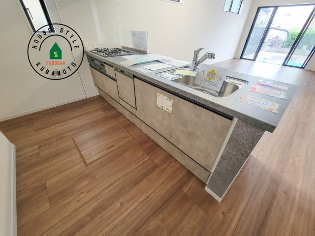 菊池郡菊陽町大字原水第5-2棟（2号棟）　の内観：施工例|ダイニングテーブルへの配膳がラクラク、お料理はかどるカウンター付きシステムキッチン！