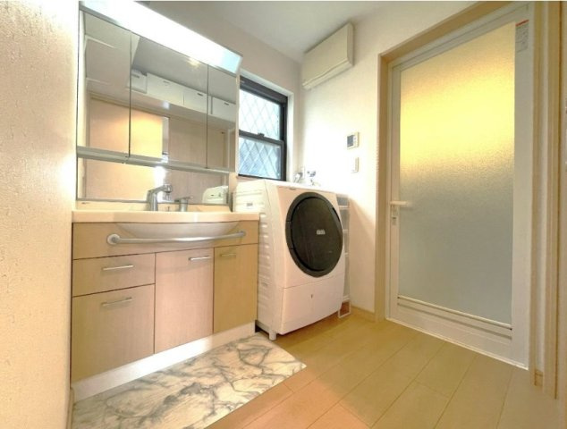 練馬区西大泉4丁目の洗面所|広々とし使い勝手の良い洗面スペース
洗面化粧台には収納も豊富で小物の整理に便利な仕様です