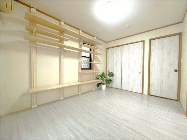 練馬区西大泉4丁目の和室|1階6.0帖和室
現在、洋室として使用中です
開放してお使いいただくとLDKと併せて21帖の大空間としてお使いいただけます