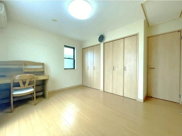 練馬区西大泉4丁目の洋室|2階7.0帖洋室
主寝室にもピッタリな広々とした居室
大型のクローゼットが2か所ございます
南側バルコニーに面し明るく開放的です
全室広さをしっかりと確保
2面採光・収納付きです