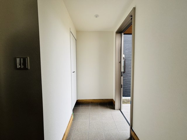 新築戸建て　宜野湾市我如古　６号棟　の玄関