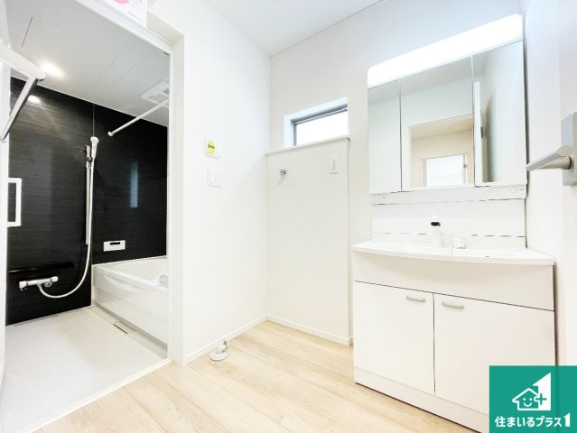 奈良市杏町　第2期・第3期　新築一戸建ての独立洗面台|清潔感のある洗面台です。フラットな鏡は掃除がしやすく毎日清潔！鏡裏には収納があるのでスッキリとした洗面台が保てます。