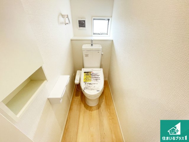 奈良市杏町　第2期・第3期　新築一戸建てのトイレ|1・2階の2ヶ所にあるので、朝の忙しい時間の順番待ちもなく、深夜の利用にも大変便利です。