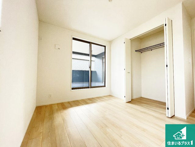 奈良市杏町　第2期・第3期　新築一戸建ての洋室|シンプルな洋室は、自分好みのインテリアが楽しめます♪ご家族とインテリアや家具を選びに行くのは新築購入時の醍醐味の一つです。ぜひお楽しみください♪