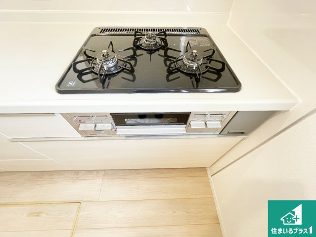 奈良市杏町　第2期・第3期　新築一戸建ての設備|ダブル高火力Ｓｉセンサー付きコンロ！３口あるので、まとめて料理をする時も大活躍！