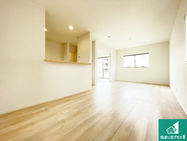 奈良市杏町　第2期・第3期　新築一戸建ての居間・リビング|シンプルなリビングは、観葉植物等のインテリアを楽しめますね！パパ好みにも、ママ好みにも家具次第で雰囲気を変えることができます！