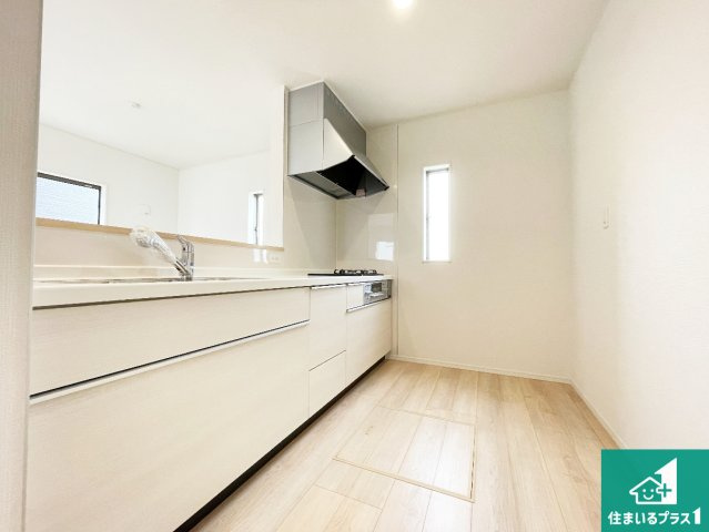 奈良市杏町　第2期・第3期　新築一戸建てのキッチン|リビングと統一感があり、使い勝手のいいキッチン。広々としているので、二人並んで作業が出来ちゃいます。お子様と一緒に色々なお料理に挑戦できるスペースがあります。