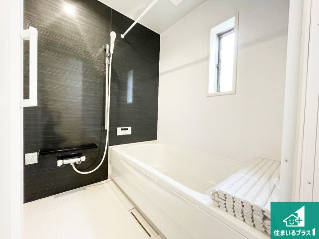 奈良市杏町　第2期・第3期　新築一戸建ての浴室|足をゆったり伸ばして寛げる浴槽です。窓が設けられていますので差し込む光が明るく穏やかな雰囲気にしてくれます♪浴室乾燥機も設置しているので、雨の日の洗濯物も安心です♪