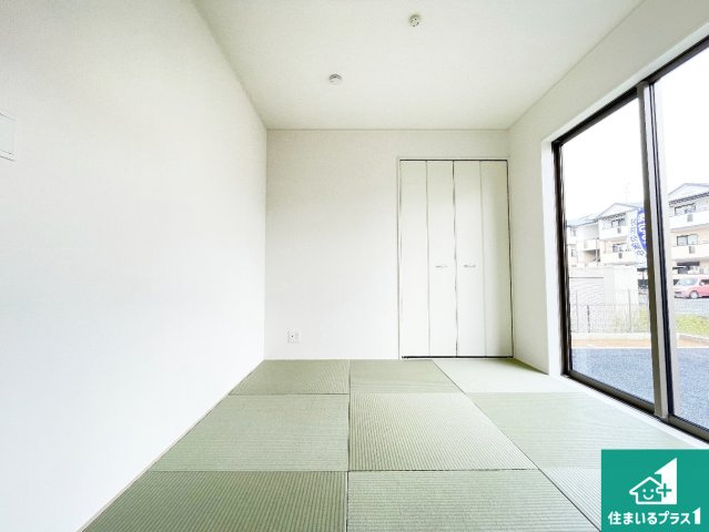 奈良市杏町　第2期・第3期　新築一戸建ての和室|一室あると便利な和室は客間としてだけでなく、小さなお子様のプレイルームや食後のくつろぎスペースとしてもご利用いただけます。収納もついていますので大活躍間違いなし！