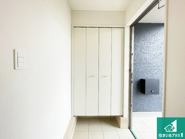 奈良市杏町　第2期・第3期　新築一戸建ての玄関|シューズボックスにはたくさんの靴が収納できるので玄関周りはいつもスッキリ！ご家族が増えても安心！