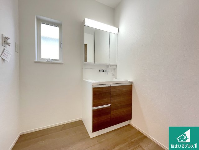 生駒市南田原町　第3期　新築一戸建ての独立洗面台|清潔感のある洗面台です。フラットな鏡は掃除がしやすく毎日清潔！鏡裏には収納があるのでスッキリとした洗面台が保てます。