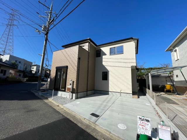 生駒市南田原町　第3期　新築一戸建ての前面道路含む現地写真|周辺は閑静な住宅街！前面道路広々で車の出し入れも便利です。駐車が苦手な方でも安心して車庫入れできます！