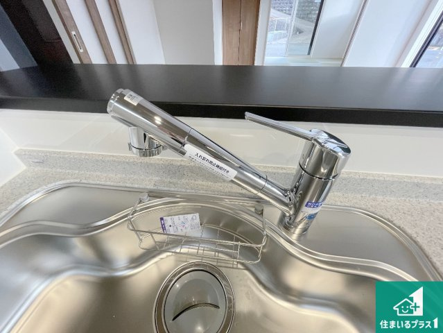 生駒市南田原町　第3期　新築一戸建ての設備|浄水器を内蔵！炊飯時、お茶を作る時に安心してお水を使えます！お湯と冷水、浄水と原水、シャワーの切替えもワンタッチです！