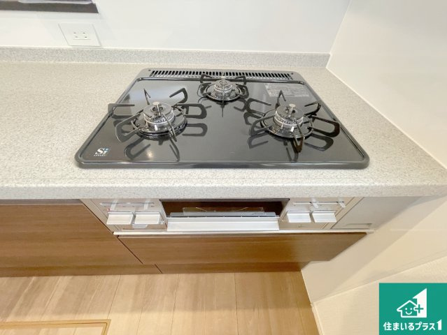 生駒市南田原町　第3期　新築一戸建ての設備|ダブル高火力Ｓｉセンサー付きコンロ！３口あるので、まとめて料理をする時も大活躍！