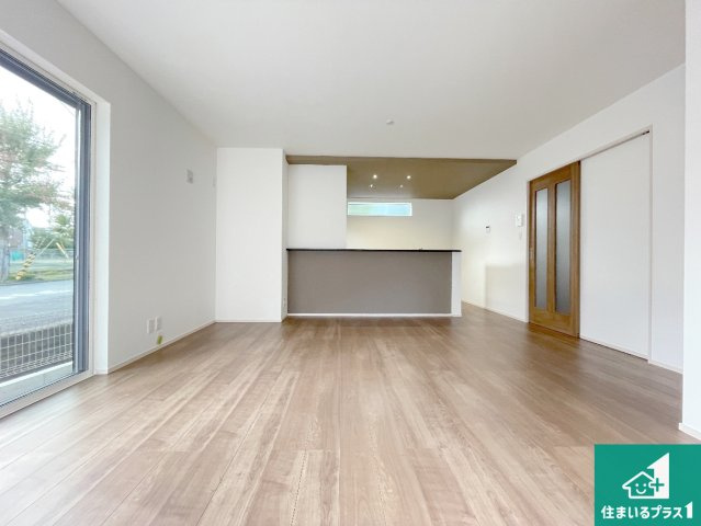 生駒市南田原町　第3期　新築一戸建ての居間・リビング|日当たり良好の明るいリビングで朝の目覚めもスッキリできそう！対面キッチンでご家族のコミュニケーションも自然と増える設計！小さなお子様が遊ぶスペースを作っても広々とくつろげるLDK！