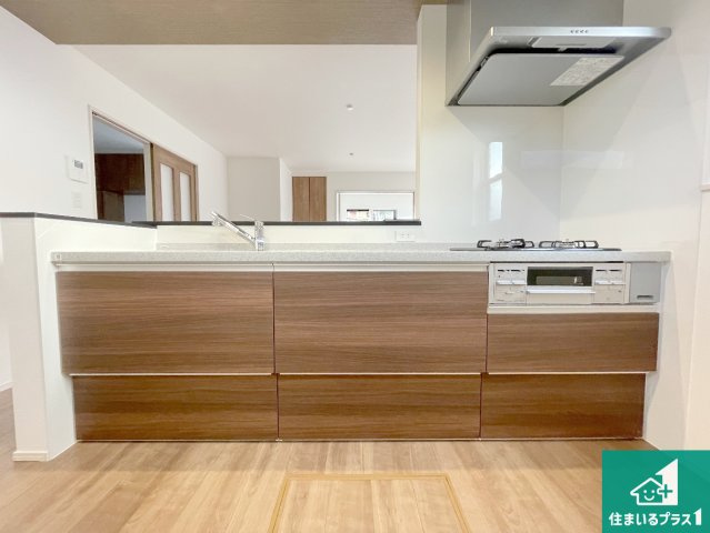 生駒市南田原町　第3期　新築一戸建てのキッチン|リビングと統一感があり、使い勝手のいいキッチン。広々としているので、二人並んで作業が出来ちゃいます。お子様と一緒に色々なお料理に挑戦できるスペースがあります。