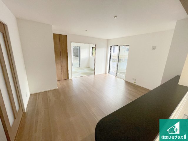 生駒市南田原町　第3期　新築一戸建ての居間・リビング|日当たり良好の明るいリビングで朝の目覚めもスッキリできそう！対面キッチンでご家族のコミュニケーションも自然と増える設計！小さなお子様が遊ぶスペースを作っても広々とくつろげるLDK！