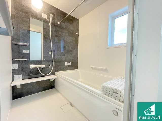 生駒市南田原町　第3期　新築一戸建ての浴室|足をゆったり伸ばして寛げる浴槽です。窓が設けられていますので差し込む光が明るく穏やかな雰囲気にしてくれます♪浴室乾燥機も設置しているので、雨の日の洗濯物も安心です♪