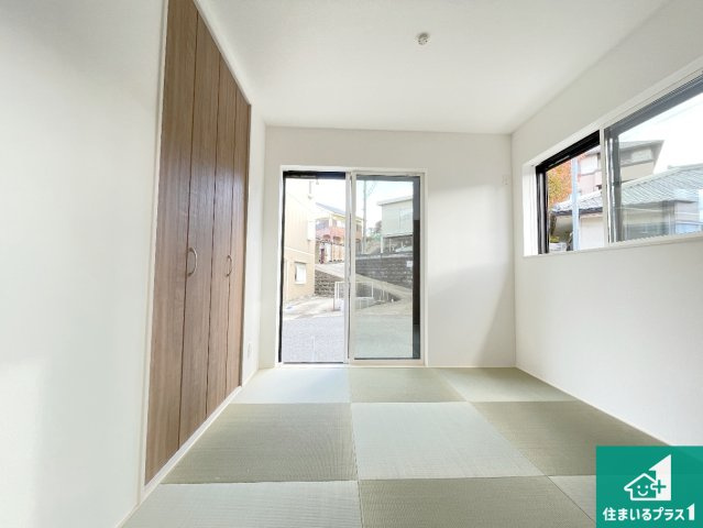 生駒市南田原町　第3期　新築一戸建ての和室|一室あると便利な和室は客間としてだけでなく、小さなお子様のプレイルームや食後のくつろぎスペースとしてもご利用いただけます。収納もついていますので大活躍間違いなし！