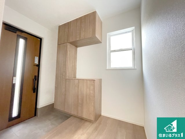 生駒市南田原町　第3期　新築一戸建ての玄関|シューズボックスにはたくさんの靴が収納できるので玄関周りはいつもスッキリ！ご家族が増えても安心！