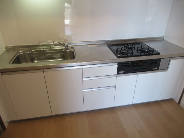 ルゼフィール名谷東２ＬＤＫのキッチン|コンパクトなキッチンで掃除もラクラク