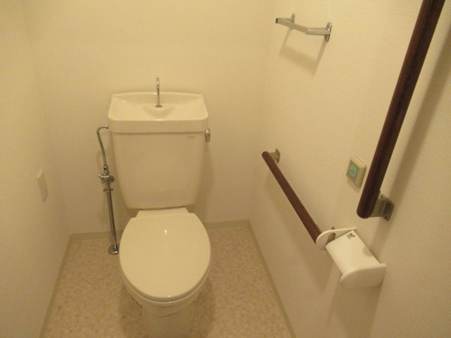 ルゼフィール名谷東２ＬＤＫのトイレ|落ち着いた色調のトイレです