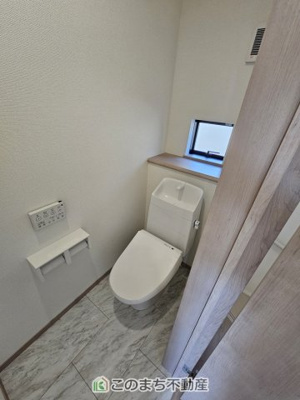 【トイレ】 | ハートフルタウン宇都宮市中一の沢町1丁目157番　B号棟 | 小窓から換気ができて清潔なトイレスペース☆