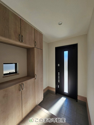 【玄関】 | ハートフルタウン宇都宮市中一の沢町1丁目157番　B号棟 | 広々とした玄関スペース♪たくさんの靴を収納できる下駄箱もございます。