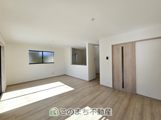 【居間・リビング】 | ハートフルタウン宇都宮市中一の沢町1丁目157番　B号棟 | 南向きで日当たり良好♪
二面採光で換気もしっかり出来ます♪
家族が集まる憩いの場♪