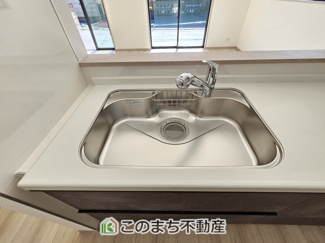 【キッチン】 | ハートフルタウン宇都宮市中一の沢町1丁目157番　B号棟 | ビルトイン型浄水器を内蔵したキッチン水栓。お米を研いだり、野菜を洗ったりするときなど用途に応じてワンタッチで浄水に切り替えが可能です。カートリッジ式なので、フィルターを簡単に交換する事が出来ます。