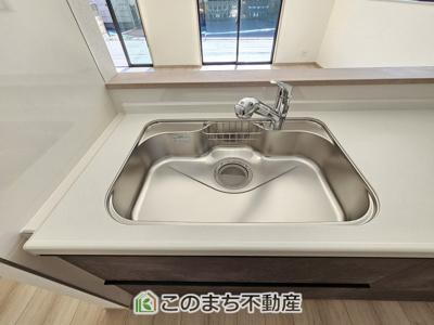 【キッチン】 | ハートフルタウン宇都宮市中一の沢町1丁目157番　B号棟 | ビルトイン型浄水器を内蔵したキッチン水栓。お米を研いだり、野菜を洗ったりするときなど用途に応じてワンタッチで浄水に切り替えが可能です。カートリッジ式なので、フィルターを簡単に交換する事が出来ます。