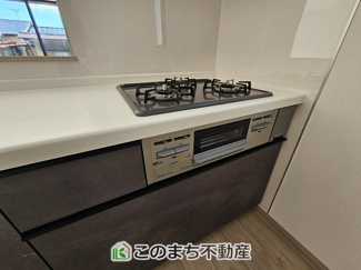 【キッチン】 | ハートフルタウン宇都宮市中一の沢町1丁目157番　B号棟 | 三ツ口コンロ採用で、同時調理もスムーズ◎！お料理を並べられるカウンター付きで、配膳・片付けをサポート！リビングで過ごすご家族とコミュニケーションを楽しみながら作業可能です♪