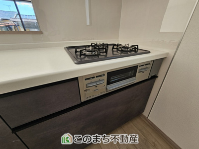 【キッチン】 | ハートフルタウン宇都宮市中一の沢町1丁目157番　B号棟 | 三ツ口コンロ採用で、同時調理もスムーズ◎！お料理を並べられるカウンター付きで、配膳・片付けをサポート！リビングで過ごすご家族とコミュニケーションを楽しみながら作業可能です♪