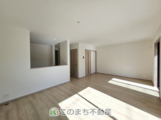 【居間・リビング】 | ハートフルタウン宇都宮市中一の沢町1丁目157番　B号棟 | 開放感のある広々としたリビング☆家族みんなでゆったりくつろげます♪
南側から暖かな日差しが差し込みます♪キッチンからリビングの様子がよく見渡せます☆