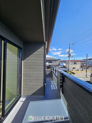 【バルコニー】 | ハートフルタウン宇都宮市中一の沢町1丁目157番　B号棟 | 南向きの大型バルコニーは陽当り良好で、たっぷりのお洗濯物もよく乾きます！
さらにインナーバルコニーなので雨の日でも安心してお出かけできますね♪