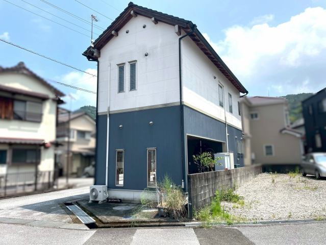高知市神田　中古一戸建ての外観|角地に建つ開放感ある立地。風通し良く、明るい暮らしを実現