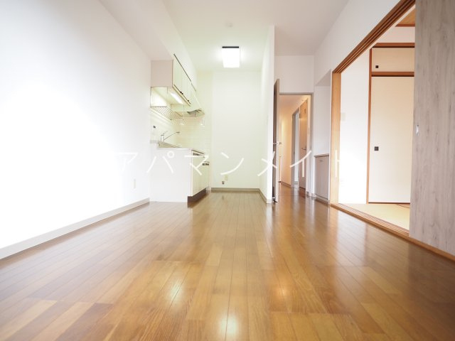 【居間・リビング】 | メゾンカワベ | こちらのリビングで趣味の時間をお楽しみください