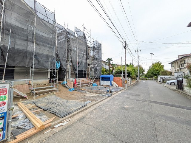 八王子市　丸山町　新築一戸建ての前面道路含む現地写真|～南側6ｍ道路に面しているため駐車もしやすいです～