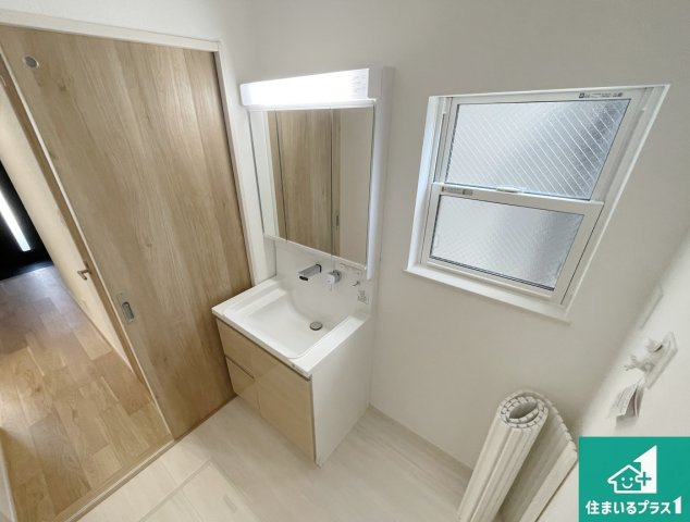 東大阪市北石切町　第2期　新築一戸建ての独立洗面台|清潔感のある洗面台です。フラットな鏡は掃除がしやすく毎日清潔！鏡裏には収納があるのでスッキリとした洗面台が保てます。