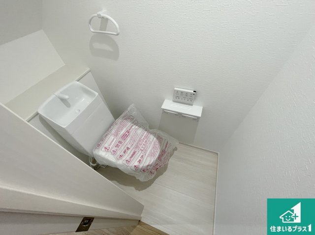 東大阪市北石切町　第2期　新築一戸建てのトイレ|1・2階の2ヶ所にあるので、朝の忙しい時間の順番待ちもなく、深夜の利用にも大変便利です。