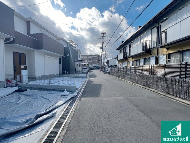 東大阪市北石切町　第2期　新築一戸建ての前面道路含む現地写真|周辺は閑静な住宅街！前面道路広々で車の出し入れも便利です。駐車が苦手な方でも安心して車庫入れできます！